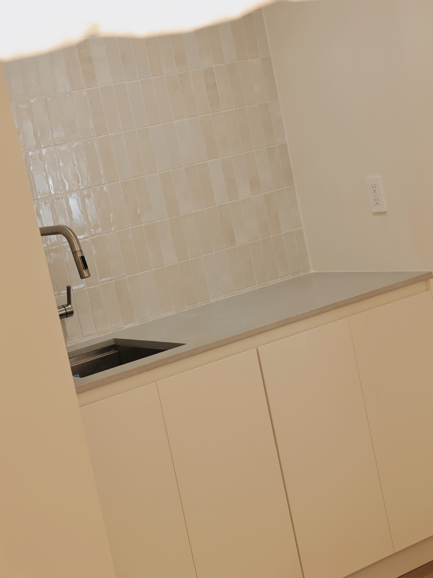 Ivory White & Bardolino